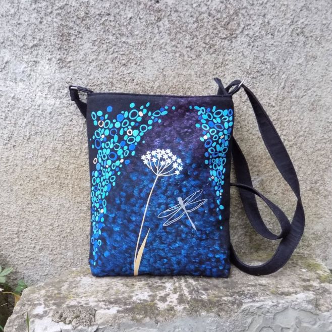 Vážka v dešti - nová džínová kabelka https://www.okatejzralok.cz/kabelky-2/vazka-v-desti/ #vazka #kabelka #darek #vanoce...