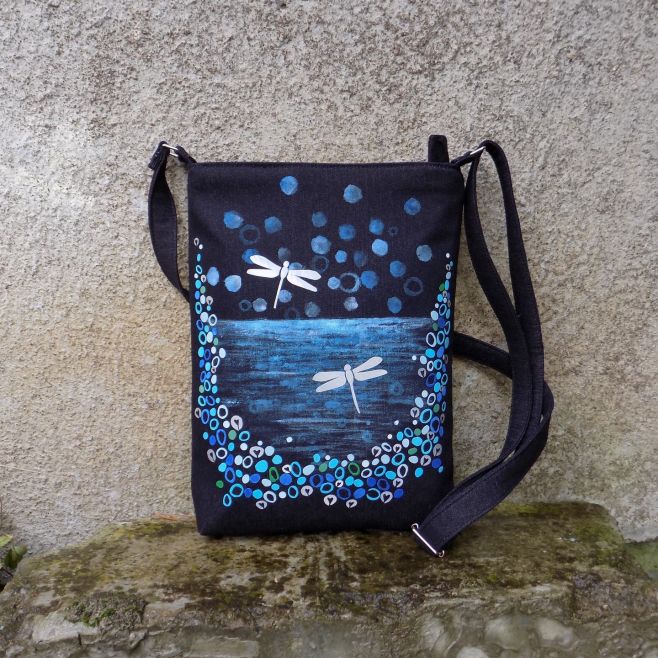 Stříbrné vážky v rose - nová džínová kabelka pro volný čas https://www.okatejzralok.cz/kabelky-2/stribrne-vazky-v-rose/...